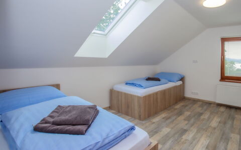 Dehtáře: Möbel, Gebäude, Komfort, Azurblau, Textil, Holz, Bett, Haus, Interior Design, Bettrahmen