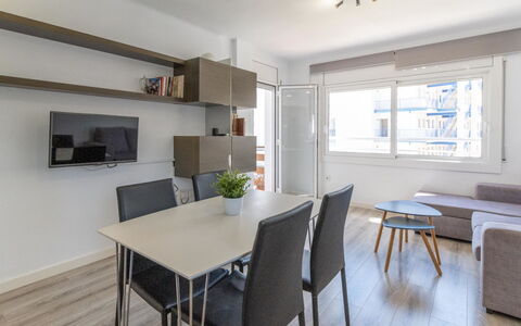 Vedos: Tabelle, Möbel, Eigentum, Fenster, Holz, Cabinetry, Stuhl, Interior Design, Fussboden