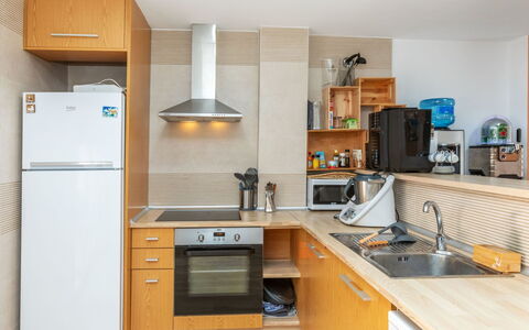Residencial Oropesa - la Concha: Küchengerät, Küche, Countertop, Cabinetry, Möbel, Major Appliance, Flooring, Interior Design, Holz, Haushaltsgerät