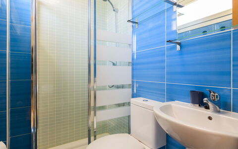 Residencial Oropesa - la Concha: Armatur, Sinken, Eigentum, Zapfhahn, Blau, Gebäude, Badezimmer, Lila, Bad Sink, Interior Design