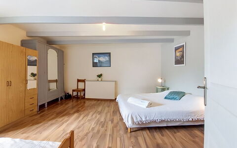 Ty Coz: Möbel, Bett, Interior Design, Fussboden, Schlafzimmer, Flooring, Wand, Bedding, Bettdecke, Zimmer