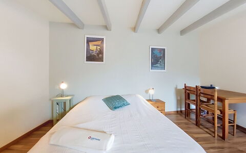 Ty Coz: Bett, Interior Design, Flooring, Fussboden, Schlafzimmer, Möbel, Wand, Holz, Decke, Bettdecke