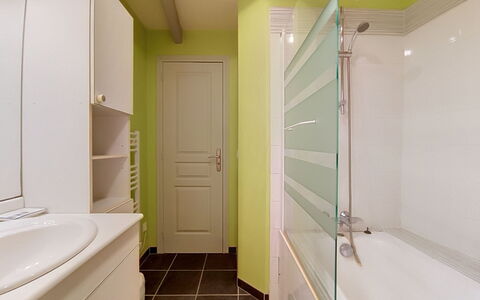 Ty Coz: Flooring, Wand, Interior Design, Badezimmer, Armatur, Fussboden, Bad Sink, Decke, Installation, Badezimmerschrank