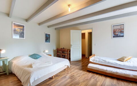 Ty Coz: Bett, Möbel, Interior Design, Fussboden, Flooring, Schlafzimmer, Wand, Holz, Bettdecke, Decke