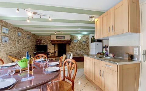 Ty Coz: Möbel, Flooring, Interior Design, Fussboden, Decke, Countertop, Küche, Cabinetry, Stuhl, Zimmer