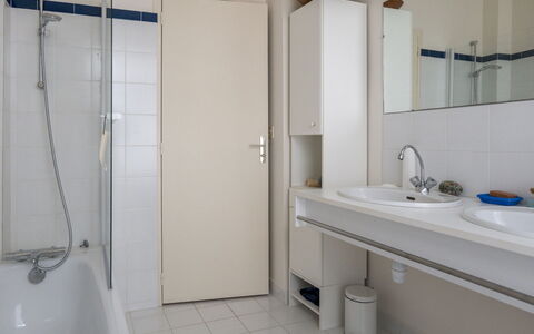 Le Panoramique: Spiegel, Eigentum, Armatur, Sinken, Zapfhahn, Badezimmer, Bad Sink, Interior Design, Gebäude