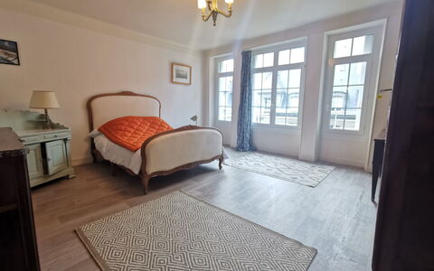 Le Panoramique: Eigentum, Fenster, Gebäude, Holz, Beleuchtung, Schatten, Interior Design, Komfort, Flooring