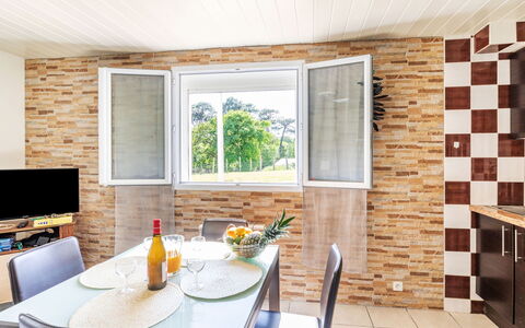 Jardins de Maignon: Möbel, Eigentum, Tabelle, Cabinetry, Gebäude, Fenster, Countertop, Küche, Stuhl, Holz