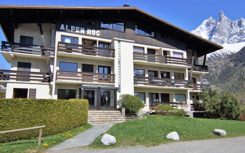 Alpen Roc: Himmel, Pflanze, Gebäude, Eigentum, Berg, Fenster, Grundstueck, Baum, Steigung, Haus