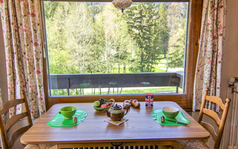Alpen Roc: Tabelle, Möbel, Gebäude, Eigentum, Pflanze, Fenster, Geschirr, Grün, Holz, Baum