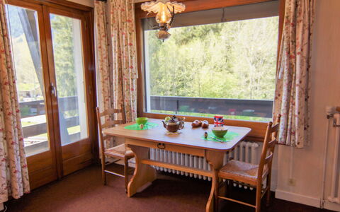 Alpen Roc: Tabelle, Möbel, Eigentum, Fenster, Pflanze, Gebäude, Holz, Interior Design, Holzbeize, Schatten