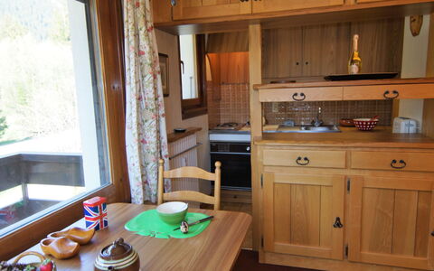 Alpen Roc: Cabinetry, Möbel, Tabelle, Eigentum, Geschirr, Pflanze, Countertop, Gebäude, Spüle, Sinken