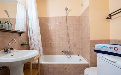 Agay Plage: Zapfhahn, Armatur, Eigentum, Bad Sink, Sinken, Badezimmer, Grün, Blau, Lila, Pflanze