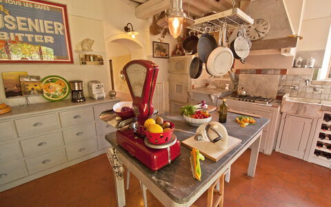 Villa Badia: Tabelle, Möbel, Cabinetry, Geschirr, Essen, Beleuchtung, Stuhl, Interior Design, Holz, Schublade