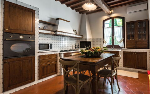 Le Due Ville: Countertop, Cabinetry, Möbel, Eigentum, Küche, Holz, Fenster, Beleuchtung, Stuhl, Küchengerät