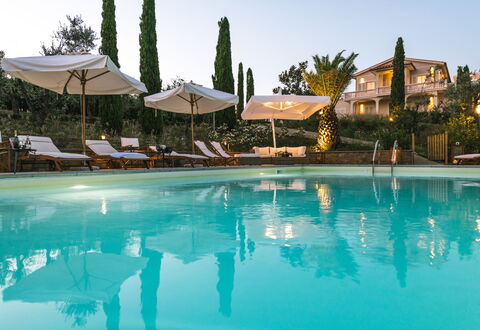 Le Due Ville: Wasser, Himmel, Schwimmbad, Gebäude, Baum, Pflanze, Arecales, Regenschirm, Gartenmöbel, Freizeit