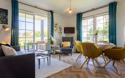 Nouvelle Vague: Eigentum, Möbel, Fenster, Tabelle, Stuhl, Holz, Interior Design, Schatten, Fussboden, Couch