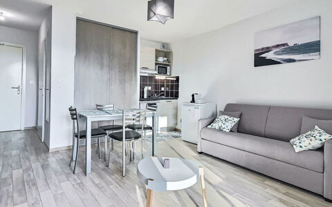 Valras Plage 110: Möbel, Flooring, Fussboden, Interior Design, Wohnung, Zimmer, Decke, Stuhl, Couch, Wohnzimmer