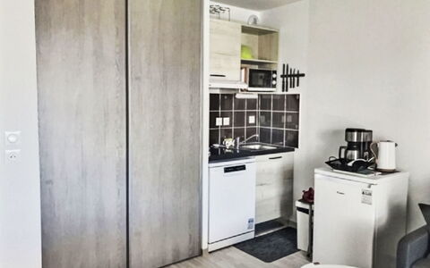 Valras Plage 110: Flooring, Fussboden, Interior Design, Möbel, Zimmer, Wohnung, Bett, Schlafzimmer, Cabinetry, Schrank