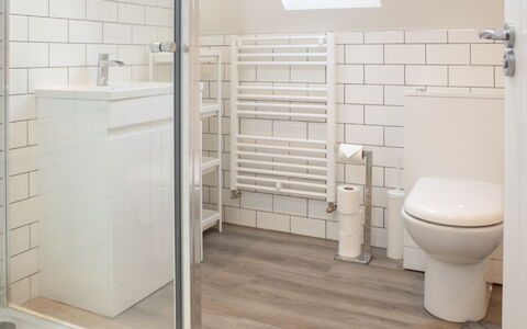 Joan'S House: Armatur, Badezimmer, Gebäude, Toilleten Sitz, Toilette, Interior Design, Haus, Die Architektur, Holz