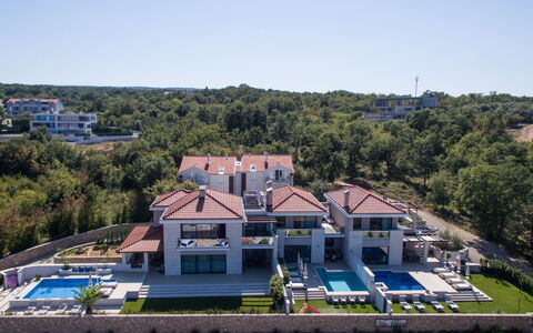 Villa Prestige: Himmel, Pflanze, Gebäude, Daytime, Eigentum, Fenster, Baum, Die Architektur, Urban Design, Freizeit