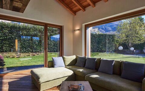 Woodhouse: Eigentum, Pflanze, Schatten, Couch, Holz, Beleuchtung, Interior Design, Wohnzimmer, Die Architektur, Baum