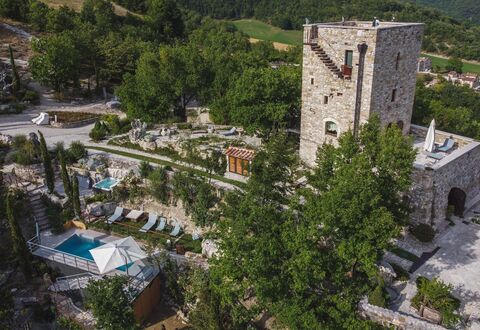Villa Vetice: Eigentum, Pflanze, Gebäude, Natur, Baum, Vegetation, Urban Design, Wohngebiet, Haus, Landschaft