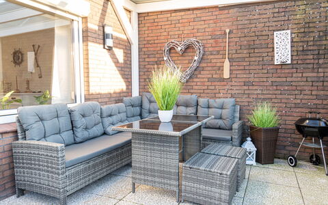 Lydia: Pflanze, Eigentum, Möbel, Blumentopf, Gebäude, Interior Design, Couch, Holz, Zimmerpflanze, Rechteck