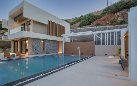 Nereid Luxury Villa: Himmel, Eigentum, Schwimmbad, Gebäude, Fenster, Azurblau, Haus, Schatten, Freizeit, Eigentumswohnung