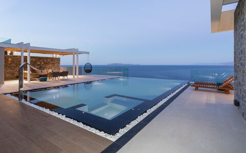 Nereid Luxury Villa: Wasser, Himmel, Möbel, Schwimmbad, Gebäude, Azurblau, Haus, Sonnenliege, Holz, Gartenmöbel