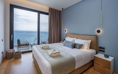 Nereid Luxury Villa: Möbel, Gebäude, Eigentum, Komfort, Azurblau, Holz, Textil, Kissen, Fenster, Interior Design