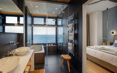 Nereid Luxury Villa: Möbel, Gebäude, Eigentum, Tabelle, Azurblau, Haus, Lampe, Holz, Fenster, Komfort