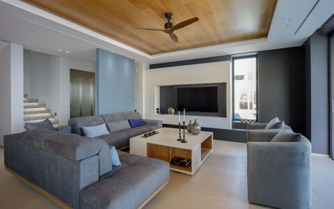 Nereid Luxury Villa: Couch, Möbel, Bilderrahmen, Eigentum, Tabelle, Komfort, Wohnzimmer, Beleuchtung, Interior Design, Deckenventilator