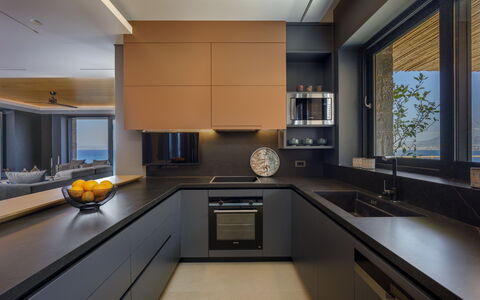 Nereid Luxury Villa: Countertop, Cabinetry, Spüle, Eigentum, Sinken, Möbel, Zapfhahn, Gebäude, Herd, Küche