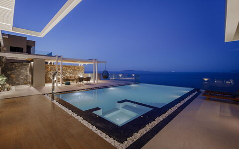 Nereid Luxury Villa: Wasser, Himmel, Daytime, Gebäude, Schwimmbad, Pflanze, Haus, Fenster, Holz, Schatten