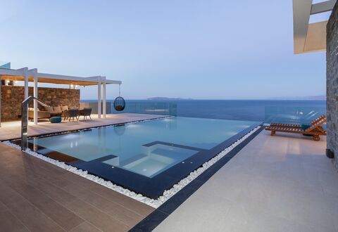 Nereid Luxury Villa: Wasser, Himmel, Möbel, Schwimmbad, Gebäude, Azurblau, Haus, Sonnenliege, Holz, Gartenmöbel