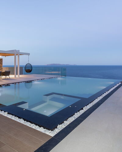 Nereid Luxury Villa: Wasser, Himmel, Möbel, Schwimmbad, Gebäude, Azurblau, Haus, Sonnenliege, Holz, Gartenmöbel