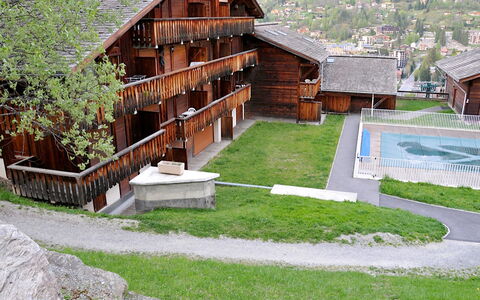 Saint Gervais 15: Pflanze, Gebäude, Fenster, Baum, Haus, Grundstueck, Holz, Steigung, Gras, Hütte