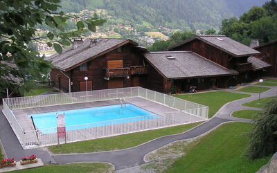 Saint Gervais 15: Gebäude, Schwimmbad, Pflanze, Berg, Baum, Schatten, Gras, Freizeit, Landschaft, Haus