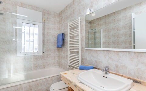 Canyadell: Badezimmer, Armatur, Flooring, Fussboden, Sinken, Bad Sink, Toilleten Sitz, Interior Design, Toilette, Zapfhahn