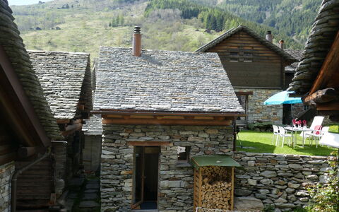 Rustico la Dimora: Eigentum, Gebäude, Berg, Fenster, Himmel, Holz, Biome, Pflanze, Ländliches Gebiet, Hütte