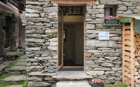 Rustico la Dimora: Pflanze, Eigentum, Gebäude, Blatt, Tür, Holz, Mauerwerk, Hütte, Backstein