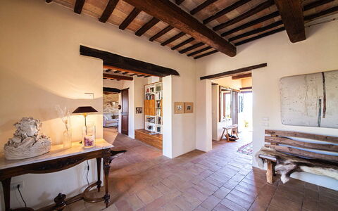 Villa Edelweiss: Bilderrahmen, Möbel, Gebäude, Fenster, Holz, Interior Design, Wohnzimmer, Fussboden, Flooring, Wand
