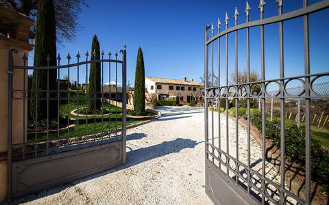 Villa Edelweiss: Himmel, Pflanze, Daytime, Eigentum, Azurblau, Zaun, Infrastruktur, Gras, Sonnenlicht, Strassenbelag