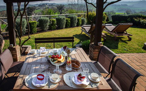 Villa Edelweiss: Tabelle, Geschirr, Pflanze, Essen, Möbel, Eigentum, Himmel, Stuhl, Tisch Im Freien, Dishware