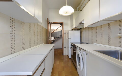 Casa Lelia: Cabinetry, Küche, Holz, Flooring, Fussboden, Haus, Halle, Countertop, Regale