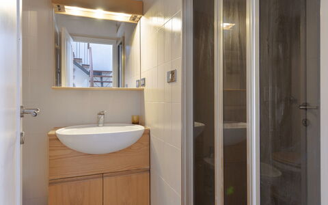 Casa Lelia: Zapfhahn, Spiegel, Bad Sink, Armatur, Sinken, Badezimmer, Holz, Interior Design, Fussboden