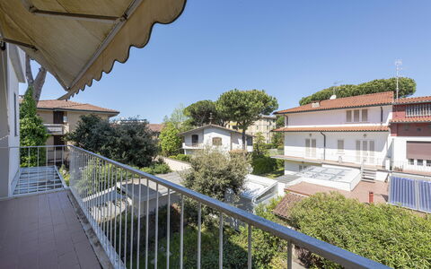 Casa Lelia: Himmel, Pflanze, Gebäude, Eigentum, Fenster, Baum, Urban Design, Haus, Zaun, Wand