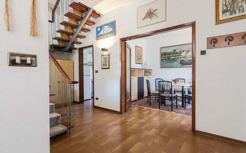 Casa Lelia: Bilderrahmen, Eigentum, Holz, Interior Design, Flooring, Fussboden, Wand, Halle, Tür