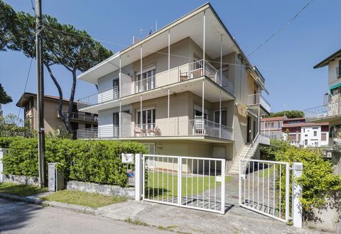Casa Lelia: Pflanze, Himmel, Gebäude, Fenster, Haus, Urban Design, Grundstueck, Baum, Zaun, Eigentumswohnung